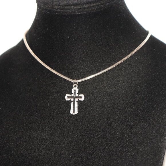 ✝️ Silver Cross Pendant Necklace – 16–18"  🖤 - Picture 4 of 5